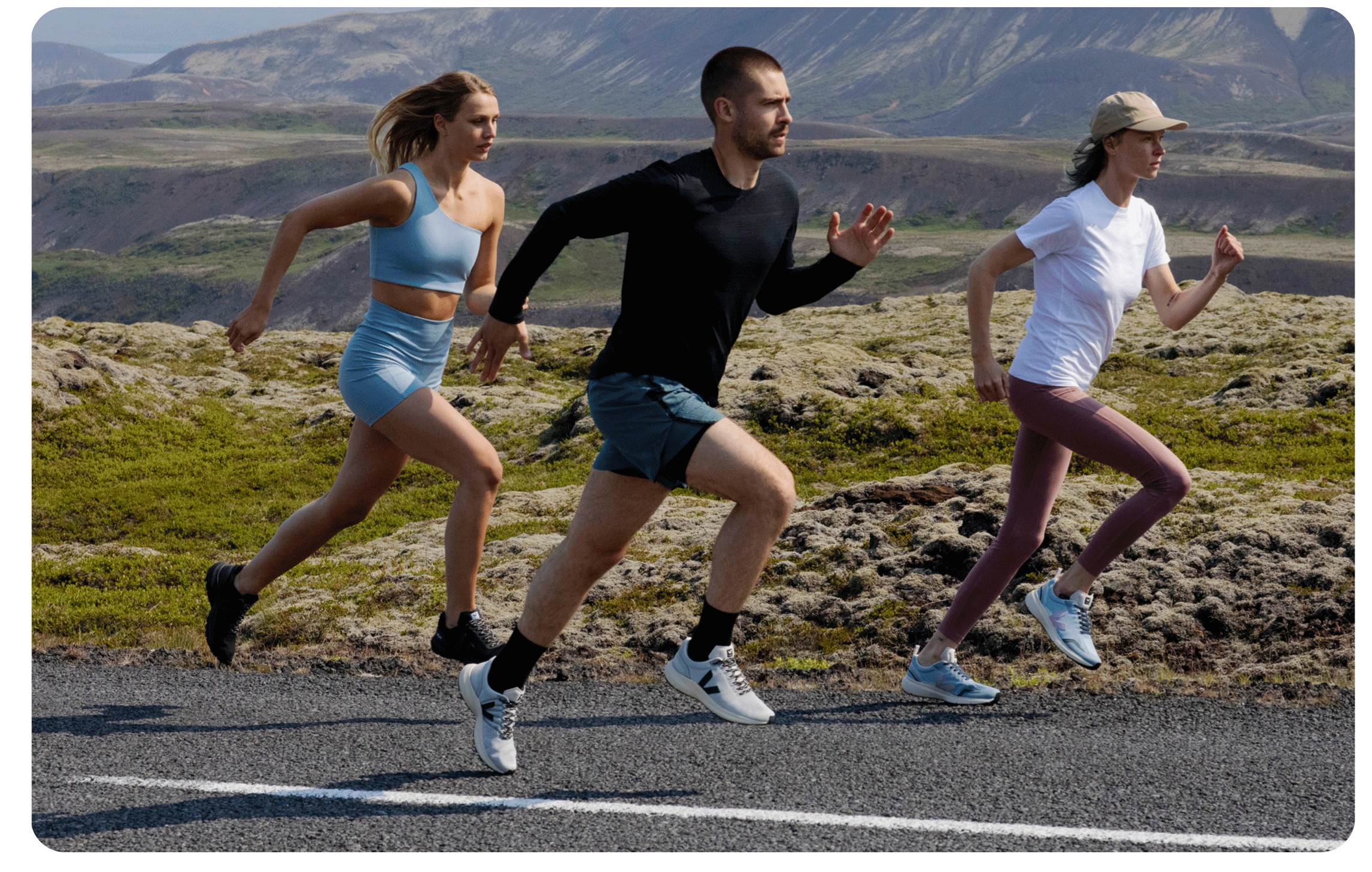 Grupo de pessoas usando tênis running da VERT/VEJA na Islândia 